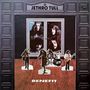 Text: "JETHRO TULL" oben, "BENEFIT" unten. Illustration einer Band auf Bühnenboden mit Fotos im Hintergrund.