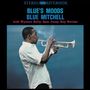 "Blue's Moods, Blue Mitchell" steht oben. Ein Mann bläst in eine Trompete vor blauem Hintergrund., 2 LPs
