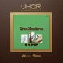 "UHQR by Analogue Productions," "Tres Hombres," "ZZ Top." Drei Fotos nebeneinander auf grünem Hintergrund., 2 LPs