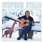 "STEPHEN STILLS" steht oben. Ein Mann spielt Gitarre im Schnee, sitzend auf einer Bank, neben einer bunten Giraffe., Super Audio CD