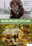 NURI BILGE CEYLAN. Eine Frau im Schnee, darunter ein Mann, der auf einem Holzsteg zu einer Frau im herbstlichen Wald geht.