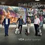 Texte „BACHIANA“, „VIDA guitar quartet“. Vier Personen mit Gitarrenkoffern vor Graffiti, darunter „I ❤️ LONDON“.