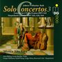 "Solo Concertos 3", "Johann Sebastian Bach", "Musica Alta Ripa". Ein Mann in barocker Kleidung sitzt mit Instrumenten.