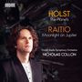 Texte: Holst The Planets, Raitio Moonlight on Jupiter, Finnish Radio Symphony Orchestra, Nicholas Collon, ONDINE. 

Mittelgrund: Ein Mann mit lockigem Haar in formeller Kleidung.