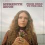 Texte: Meredith Moon, From Here to the Sea. Eine Frau mit langen, lockigen Haaren hält einen Blumenstrauß., CD