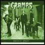 "The Cramps" und "Gravest Gravy". Eine Band posiert in einer Gasse, zwei Männer halten Hunde an Leinen.