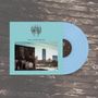 Text: "WHO LOVES THE SUN". Hellblaues Vinyl-Cover. Bild von alten und modernen Gebäuden., LP
