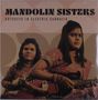 "Mandalin Sisters: Odysseys in Electric Carnatic." Zwei Frauen in traditionellen Kleidern spielen Mandolinen., LP