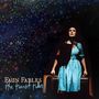 "Faun Fables The Transit Rider". Eine Frau in blauem Kleid hält zwei Koffer, vor einem dunklen, bunten Hintergrund.