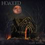 "HOAXED" oben, "DEATH KNOCKS" unten. Ein kleines, altes Steinhaus mit leuchtendem Eingang unter Mondlicht., CD