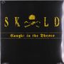 Text: "SKOLD Caught in the Throes". Ein gelber Totenkopf mit gekreuzten Knochen auf schwarzem Hintergrund.