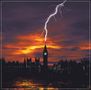 Blitz trifft Turm bei Sonnenuntergang, gespiegeltes Licht auf Wasser, dramatischer Himmel. , LP