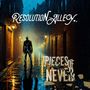 "Resolution Alley" und "Pieces of Never". Eine dunkel beleuchtete Gasse mit einer einsamen Figur im Regen., CD