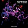 „Mephistofeles: Live in Europe, Stereo Recording.“ Dunkle Bühne, Musiker mit Gitarren und Schlagzeug. Dynamische Lichtstimmung., 2 LPs