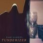 RAMI GABRIEL TUNDERIZER. Im Hintergrund verschwommene Skulptur und dunkler, geheimnisvoller Umriss im Vordergrund., CD