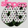 Text "slippers" in rosa. Illustration: Zwei große Pantoffeln mit Blumenmuster, Personen sind darauf zu sehen., CD