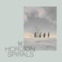 „THE HORIZON SPIRALS“ in großen Buchstaben unten links. Vier Personen gehen auf einer Wiese mit einem Baum.