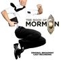 Texte: "THE BOOK OF MORMON", "ORIGINAL BROADWAY CAST RECORDING". Ein lachender Mann springt in Hemd und Krawatte.