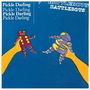 Texte: "Pickle Darling" und "BATTLEBOTS". Illustration: Zwei Hände halten Roboter in Rot und Lila. Hintergrund blau., LP