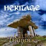 Text: "HERITAGE" und "Celtic Thunder". Ein Dolmen vor bewölktem Himmel; im Hintergrund ein Gesicht.
