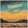 "AMERICA" und "HALCYON DAYS" in stilisierter Schrift. Landschaft mit Bergen, einem offenen Feld und Sonnenuntergangshimmel., CD