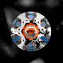 Eine geometrische Illustration mit einem zentralen, farbigen Muster aus Dreiecken und Hexagonen in Orange, Blau und Schwarz., LP