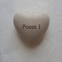 "Poem 1" steht auf einem hellen, herzförmigen Stein auf einem neutralen Hintergrund., CD