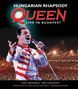 „HUNGARIAN RHAPSODY“, „QUEEN“, „LIVE IN BUDAPEST“. Ein Sänger im weißen Kostüm auf einer Konzertbühne., DVD