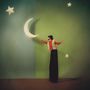 Ein Mensch auf Stelzen trägt Hut und farbenfrohe Kleidung, berührt einen Mond vor blauer und grüner Wand, umgeben von Sternen., CD