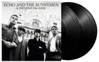 Text: "Echo and the Bunnymen, A Swedish Promise." Schwarz-weißes Foto von vier Männern vor einem großen Gebäude, zwei Schallplatten., 2 LPs