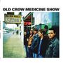 Text: "OLD CROW MEDICINE SHOW", "BIG IRON WORLD", Songtitel auf einem Schild. Fünf Männer stehen vor einem Schaufenster., LP