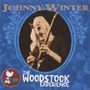 "Johnny Winter" und "The Woodstock Experience". Ein Musiker spielt leidenschaftlich Gitarre, umrahmt von blauen Verzierungen., 2 CDs
