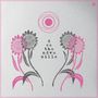 Text „death and vanilla“ in Schreibmaschinenschrift. Zwei stilisierte Blumen mit Rosa- und Grautönen. Stylisierte Grafik., LP