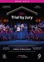 "Trial by Jury", eine lebhafte Szene mit Richtern und Tänzerinnen in leuchtenden Kostümen auf einer Bühne., DVD