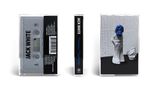 Auf der Kassette steht "JACK WHITE". In der Mitte steht "Frozen Charlotte". Rechts eine Skulptur mit blauem Totenkopf., MC