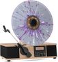 Auf einer Holzkonsole ist ein Plattenspieler mit purpur gesprenkelter Vinylscheibe, Text: "FUSE AUDIO".
