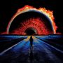 Ein brennendes Himmelsobjekt dominiert den Horizont. Eine Person steht auf einer Straße, die in Richtung des Objekts führt.