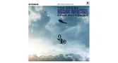 TOM CRUISE MISSION: IMPOSSIBLE DEAD RECKONING. Ein Mensch und Motorrad in der Luft vor dramatischem Himmel., 2 LPs