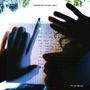 "Message from the real world." Eine Hand hält ein Blatt Papier mit handgeschriebenem Text. Schatten und Baumkronen sind erkennbar., LP