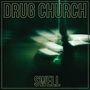 Oben: "DRUG CHURCH", unten: "SWELL". Verschwommenes Bild einer Person neben einem Auto in der Nacht., LP
