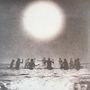 Menschen im Wasser bilden einen Kreis unter einer großen, hellen Sonne, die den Himmel dominiert., LP