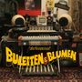 Text: "Bullets & Blumen" und "Siriusmo". 
Eine Sammlung von Musikinstrumenten und Geräten in einem künstlerisch gestalteten Raum.