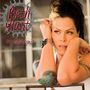„Beth Hart, My California“. Frau mit dunklen Haaren, tätowiertem Arm, stützt Gesicht in die Hände, schaut nachdenklich.
