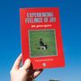 "EXPERIENCING FEELINGS OF JOY" steht groß auf einem roten Hintergrund. Foto: Mann sitzt auf einem Stuhl im Gras., CD