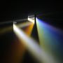 Mehrfarbige Lichtstrahlen strahlen durch dunkle Öffnungen und erzeugen ein faszinierendes Lichtschauspiel., CD