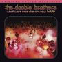 „the doobie brothers what were once vices are now habits“ steht oben. Darunter performt eine Band vor einer jubelnden Menge., 2 LPs