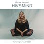 Linnea Jonsson, "HIVE MIND", featuring Lars Jansson. Frau mit geschlossenen Augen, sitzt im Schneidersitz auf hellem Hintergrund., LP