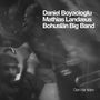 Weiße Textzeilen auf dunklem Hintergrund: "Daniel Boyacioglu", "Mathias Landæus", "Bohuslän Big Band", "Den här tiden"., CD