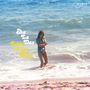 Texte: "Sha La Das", "Love in the Wind". Frau am Strand, die am Wasser spielt.  Meer im Hintergrund., CD