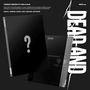 „Xdinary Heroes 8th Mini Album“, „DEAD AND“. Große Fragezeichen auf zwei schwarzen Alben, weißer Text auf Schwarz., 1 CD und 1 Buch